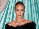 カリスマモデルが美脚見せ！セクシーなボディスーツでBAFTAアフターパーティーに降臨！