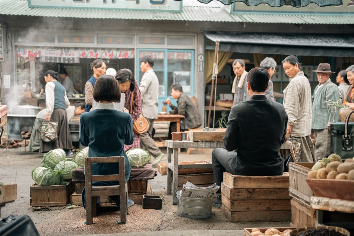 IU×パク・ボゴム初共演！　Netflixドラマ『おつかれさま』本予告＆場面写真解禁