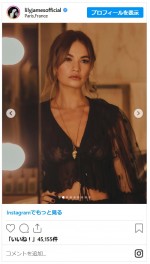 リリー・ジェームズ、ブラ＆お腹チラ見せルックでクロエのショーに来場「Lily James」インスタグラム（＠lilyjamesofficial）