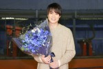 ドラマ『まどか26歳、研修医やってます！』のクランクアップを迎えた鈴木伸之