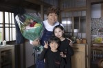 ドラマ『日本一の最低男 ※私の家族はニセモノだった』クランクアップを迎えた（上から）香取慎吾、増田梨沙、千葉惣二朗