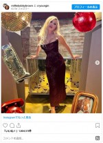 妖艶な赤いドレス姿　※「ミリー・ボビー・ブラウン」インスタグラム