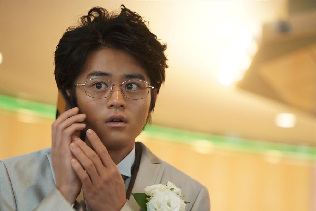 鈴鹿央士、色黒＆爆発ヘアの“クセつよ”キャラに  『花まんま』婚約者・有村架純のために奮闘する姿に注目