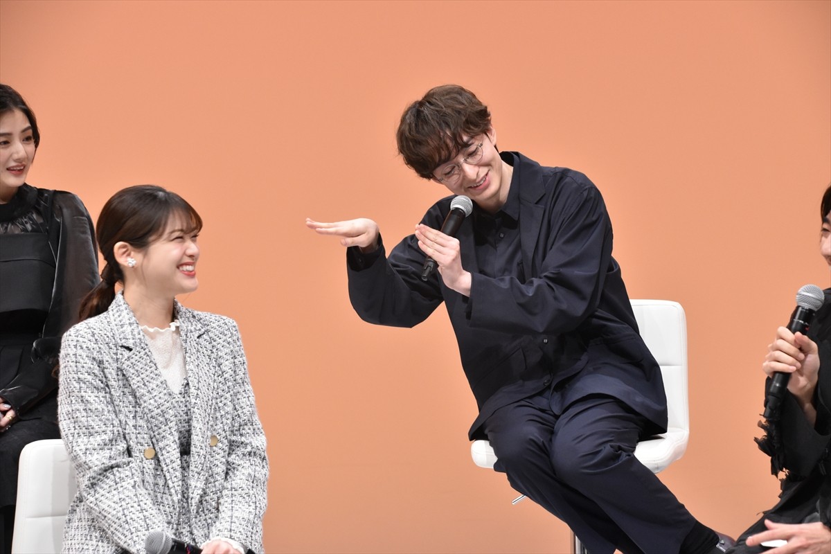 松村沙友理、駒木根葵汰の“距離感バグ”にキュン！　壁ドンシーンも「理想だった」