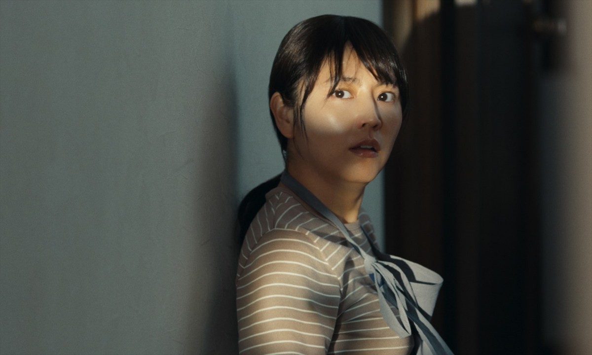 長澤まさみ＆瀬戸康史、人形をベビーカーに乗せてほほえむ　『ドールハウス』ゾクゾクが止まらない…場面写真13点一挙解禁