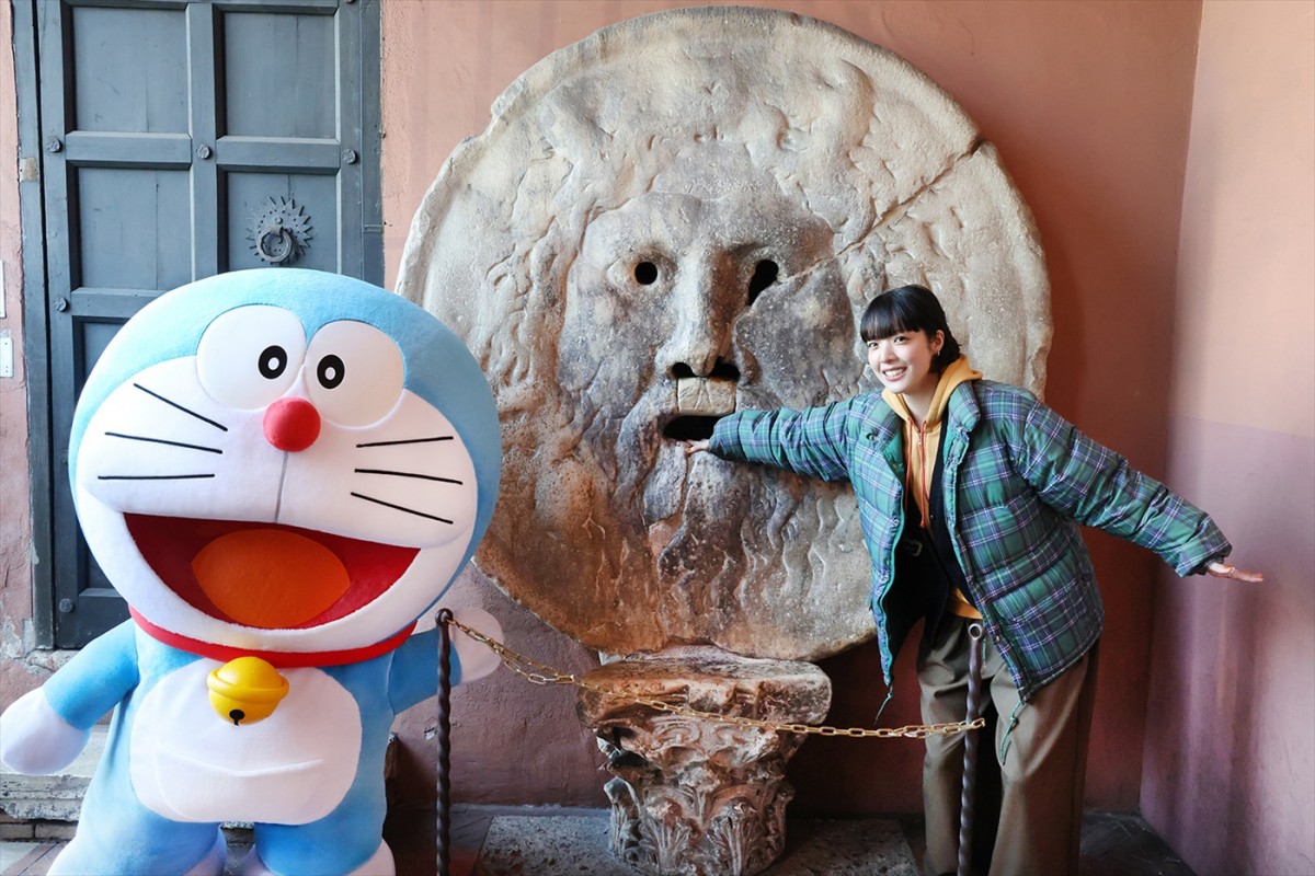 あいみょん、『映画ドラえもん のび太の絵世界物語』のモデルになったイタリアに降臨！　ドラえもんとローマを満喫