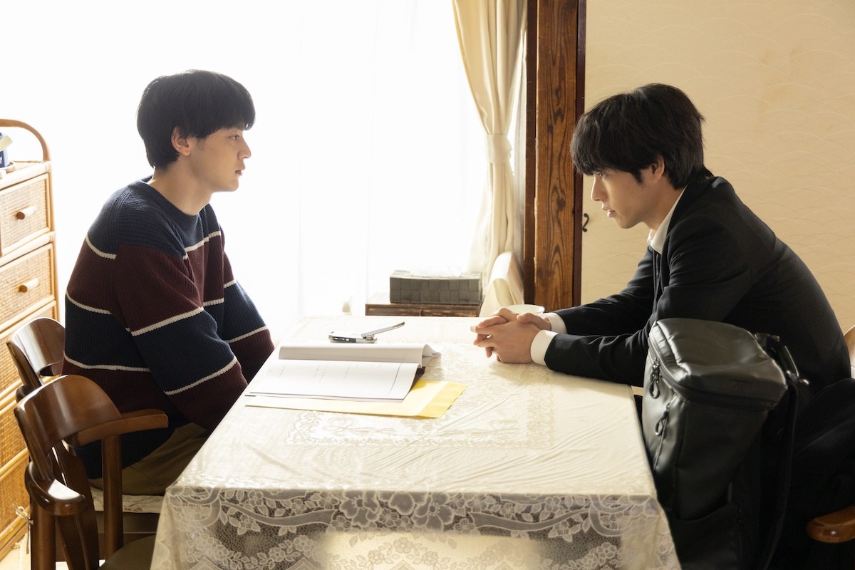 『相続探偵』第8話　“灰江”赤楚衛ニ、大学教授の隠し子の可能性がある青年“正樹”小林虎之介と対面