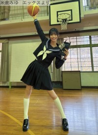 米倉みゆ、セーラー服ショット　※「米倉みゆ」エックス