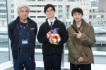 ドラマ『１１９エマージェンシーコール』クランクアップを迎えた（左から）佐藤浩市、三浦りょう太、酒井大成