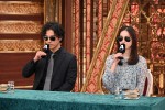 3月22日放送の『芸能人格付けチェック BASIC 春の3時間スペシャル』より、一流ワインを見極める（左から）桐谷健太、佐々木希
