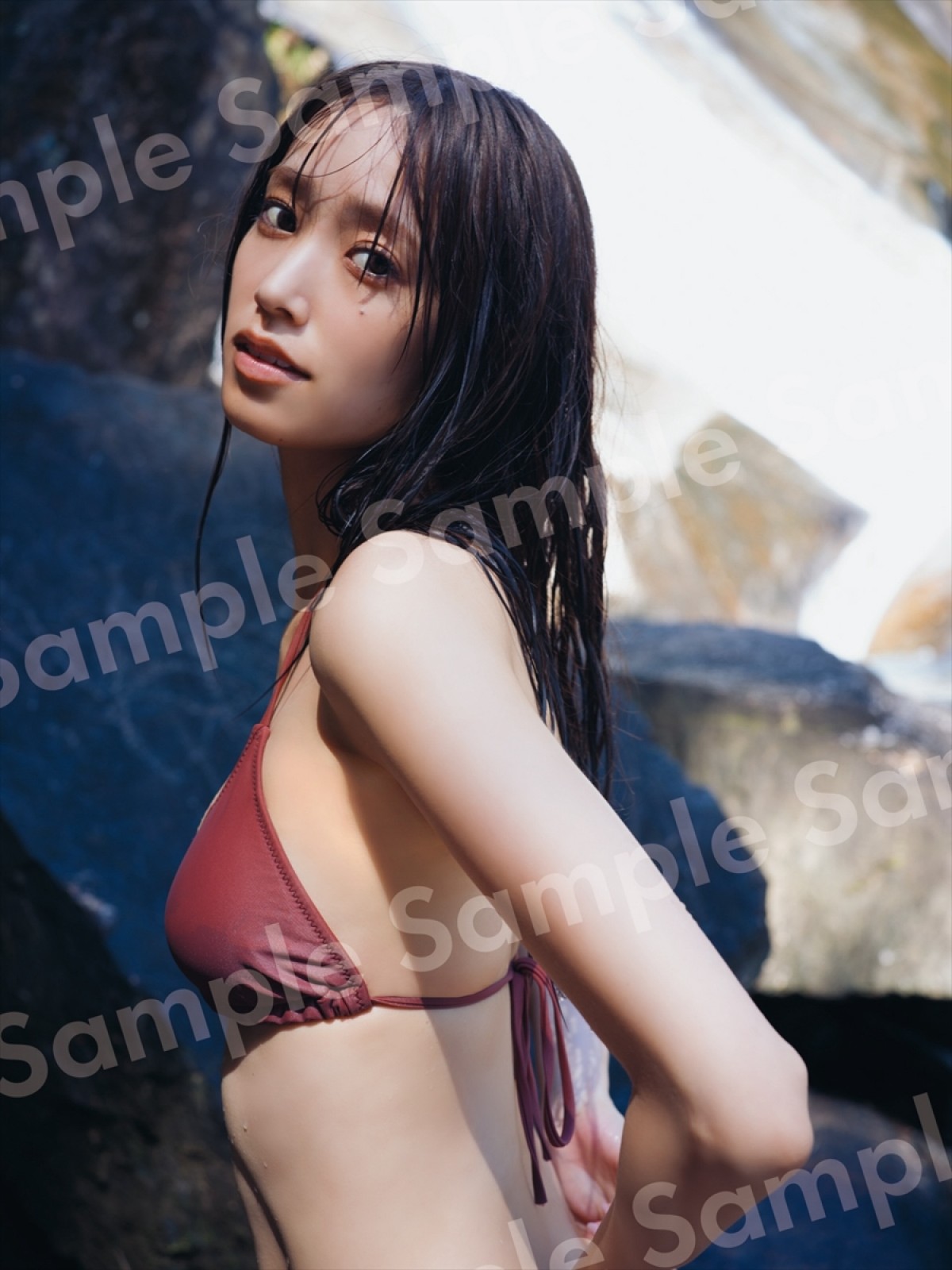 日向坂46・佐々木久美、バラに囲まれた入浴シーン公開　1st写真集『めくる日々』あす発売！