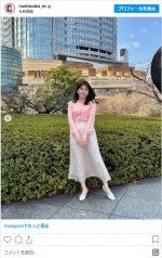 桜色のカーディガンに白のロングスカートとパンプスを合わせた田中萌アナ　※「田中萌（テレビ朝日）」インスタグラム