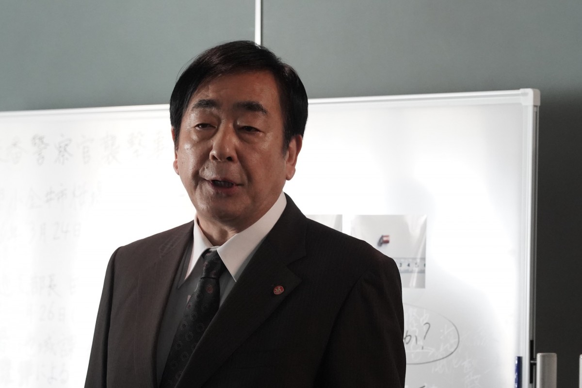 『アイシー』第9話　“柊”波瑠、発砲事件の現場で拳銃を手にした父“夏見”杉本哲太を目撃