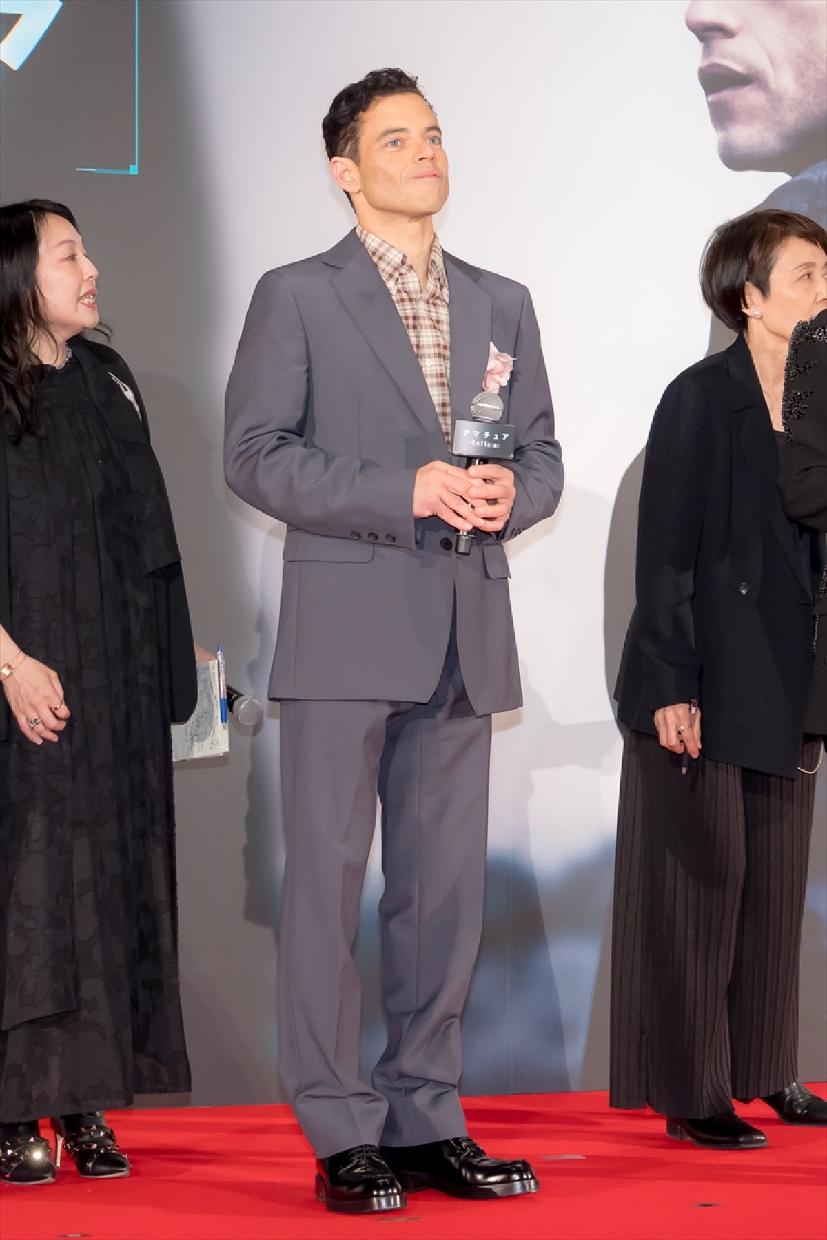 ラミ・マレック、7年ぶりの来日「日本のみなさん、愛してる～！」　三宅健が寄木細工をプレゼント