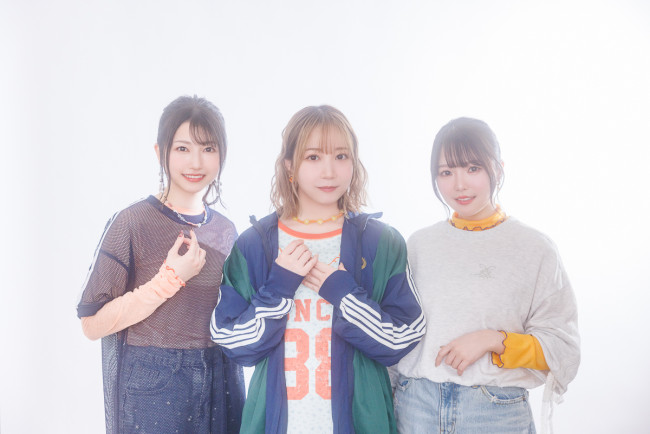 劇場アニメ『卓球少女 -閃光のかなたへ-』に出演する(左から)雨宮天、夏川椎菜、麻倉もも