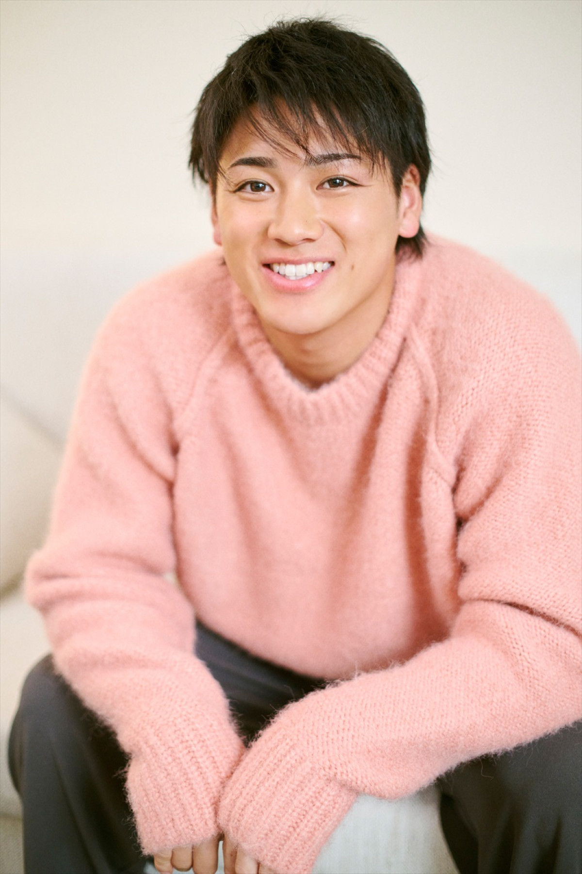 DeNA・森敬斗選手、ホテルデートがテーマの初デジタル写真集4.24発売！　山崎康晃選手のコメントも