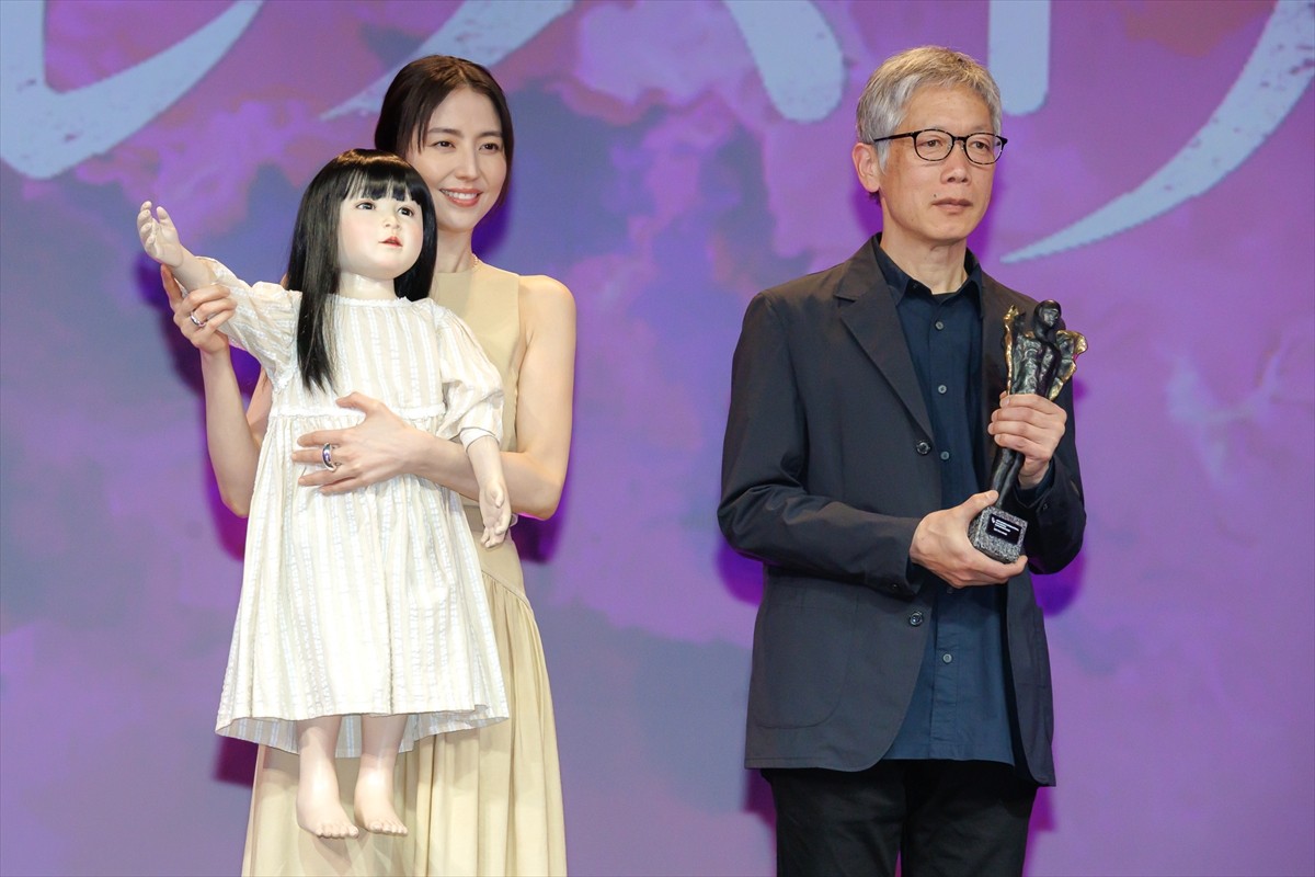 長澤まさみ、主演作『ドールハウス』での“ムンク顔”に矢口史靖監督「これを見たらたぶんトイレも行かれない」