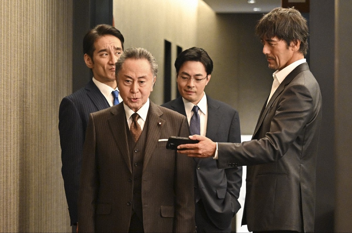 阿部寛が破天荒なキャスター役で日曜劇場に帰還！　社会派エンターテインメント『キャスター』今夜スタート