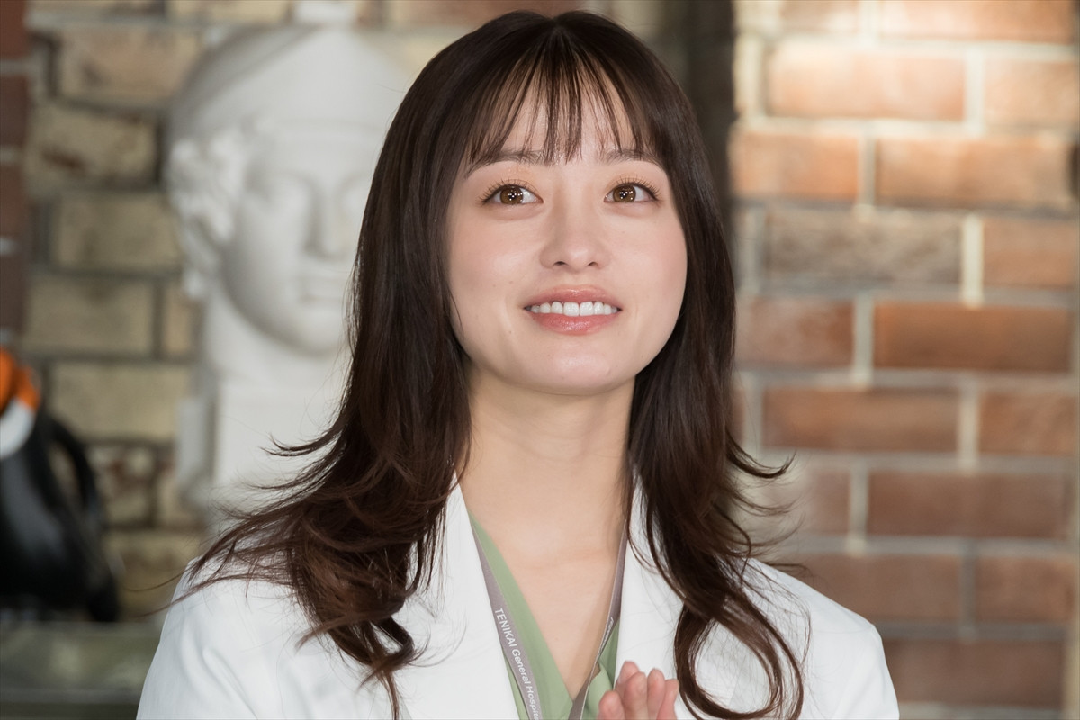 橋本環奈、“朝から元気”の理由を尋ねる三浦翔平に回答「下っていく感じがこの現場には無い」