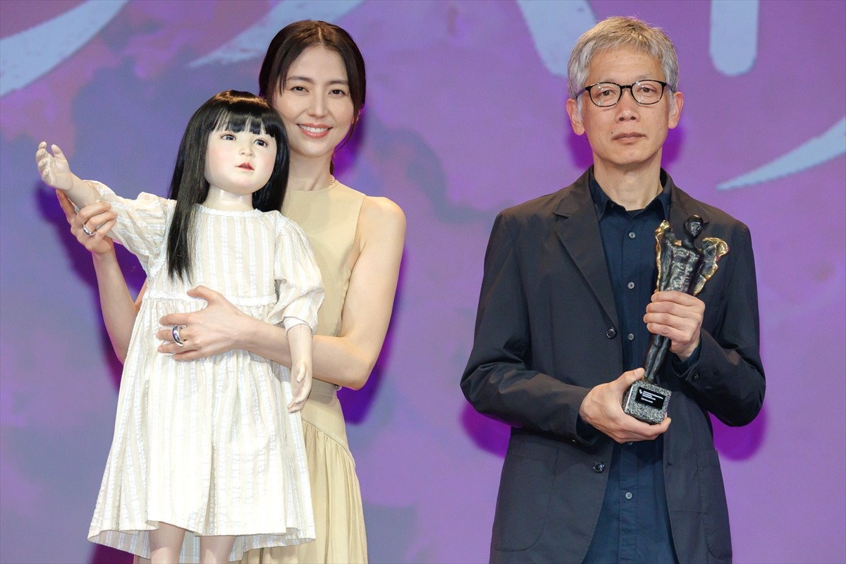 長澤まさみ、主演作『ドールハウス』での“ムンク顔”に矢口史靖監督「これを見たらたぶんトイレも行かれない」