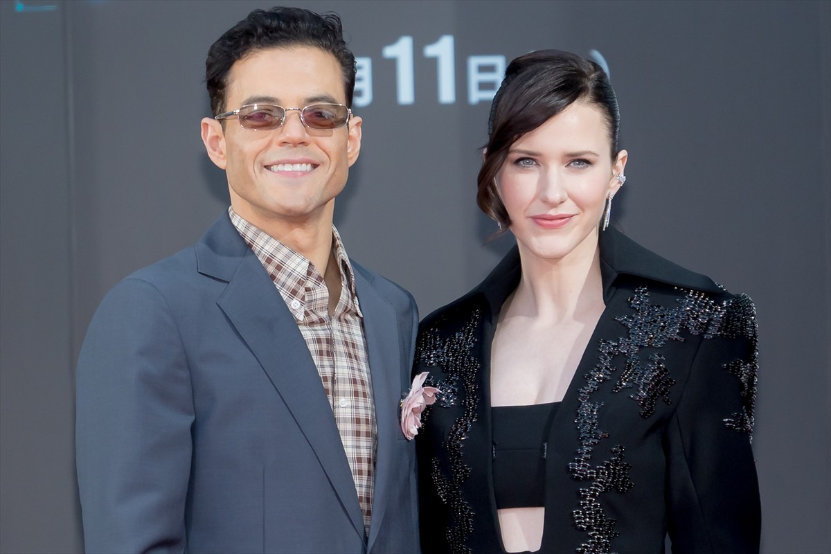 ラミ・マレック、7年ぶりの来日「日本のみなさん、愛してる～！」　三宅健が寄木細工をプレゼント