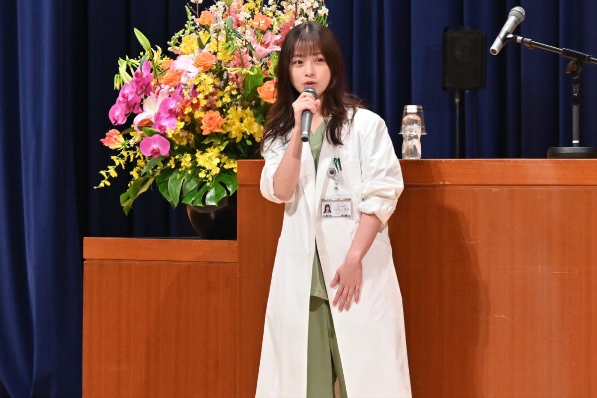 橋本環奈、昭和医科大の入学式にサプライズ登場！　「私もドキドキしています」