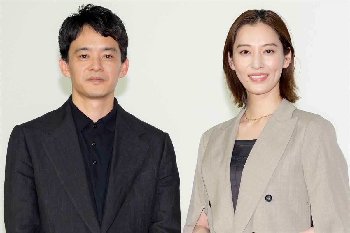 特集ドラマ「シリーズ横溝正史短編集IV～金田一耕助 悔やむ～」合同取材会に登場した（左から）池松壮亮、月城かなと