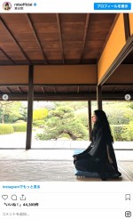 ローラ、寺院での黒装束ショット　※「ローラ」インスタグラム