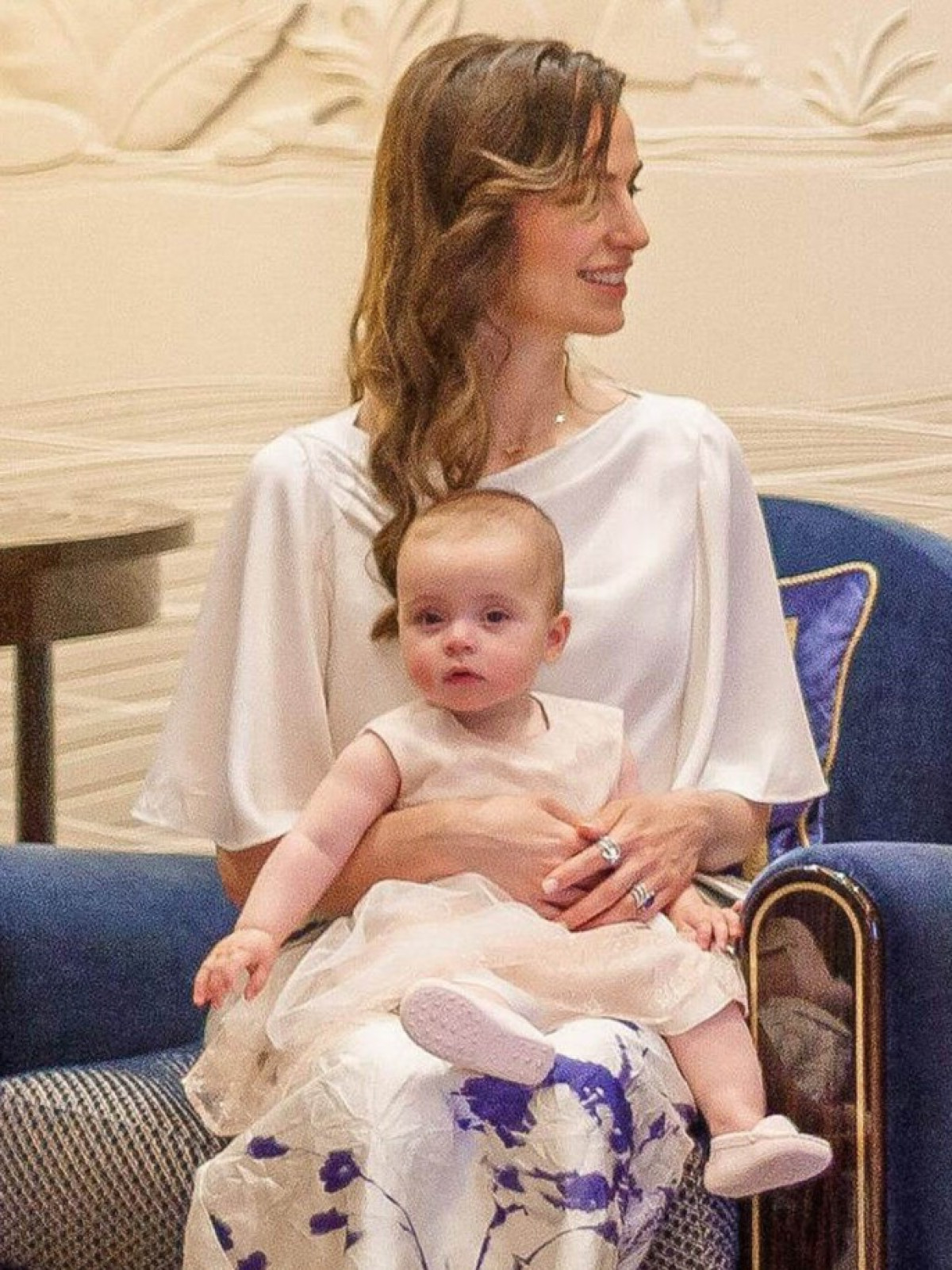 ヨルダン王室フセイン皇太子＆ラジワ妃、生後8ヵ月のイマン王女とバーレーン訪問