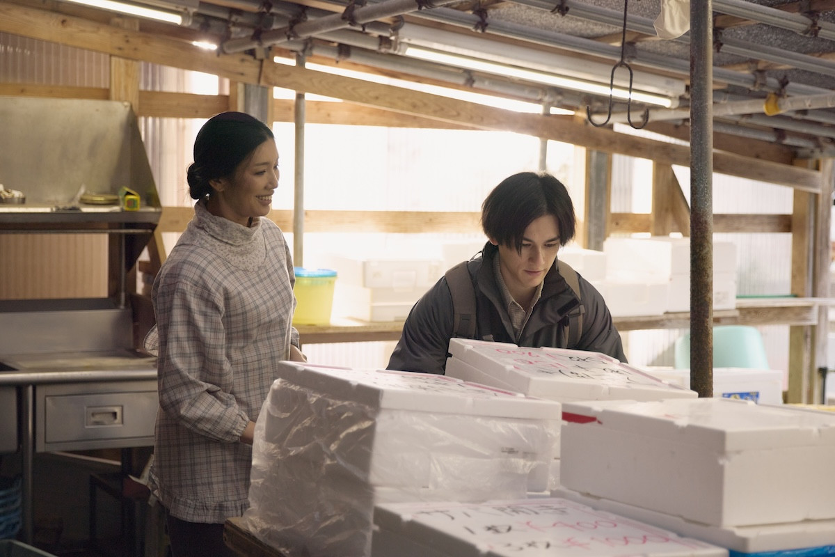 『イグナイト』第3話　“宇崎”間宮祥太朗、ケガをした外国人技能実習生の職場を訪れる