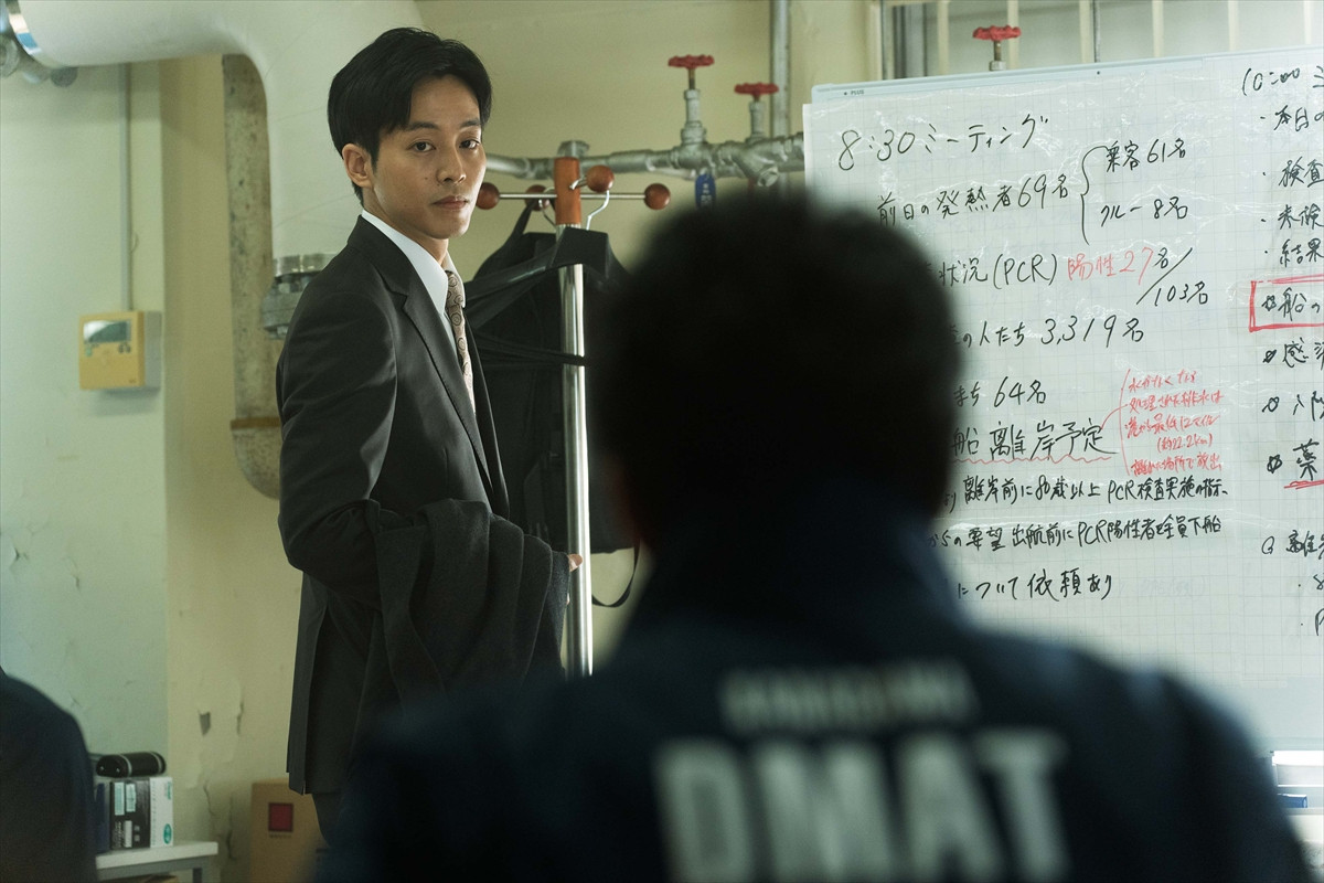 主演・小栗旬『フロントライン』あの時、誰一人あきらめなかった――事実に基づく感動ドラマを切り取る場面写真解禁