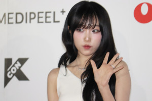 「KCON JAPAN 2025」レッドカーペットに登場したイェナ