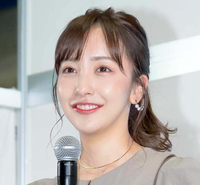 板野友美