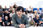 映画『８番出口』カンヌ国際映画祭フォトコールに参加した二宮和也