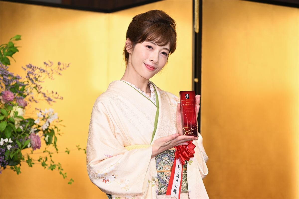長澤まさみ、美麗ドレス姿で登場　受賞に喜びも「やらなくちゃいけないことは沢山ある」