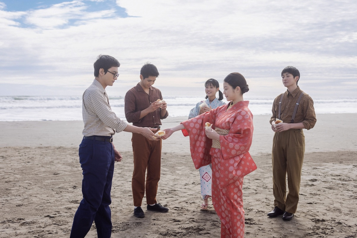 明日の『あんぱん』“のぶ”今田美桜＆“嵩”北村匠海、友人たちと一緒に海へ出かける