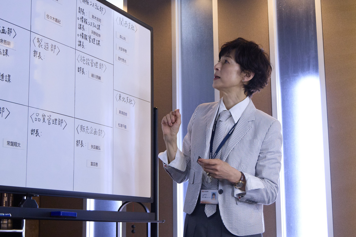 『人事の人見』第7話　“真野”前田敦子、元上司を目撃し、動揺する