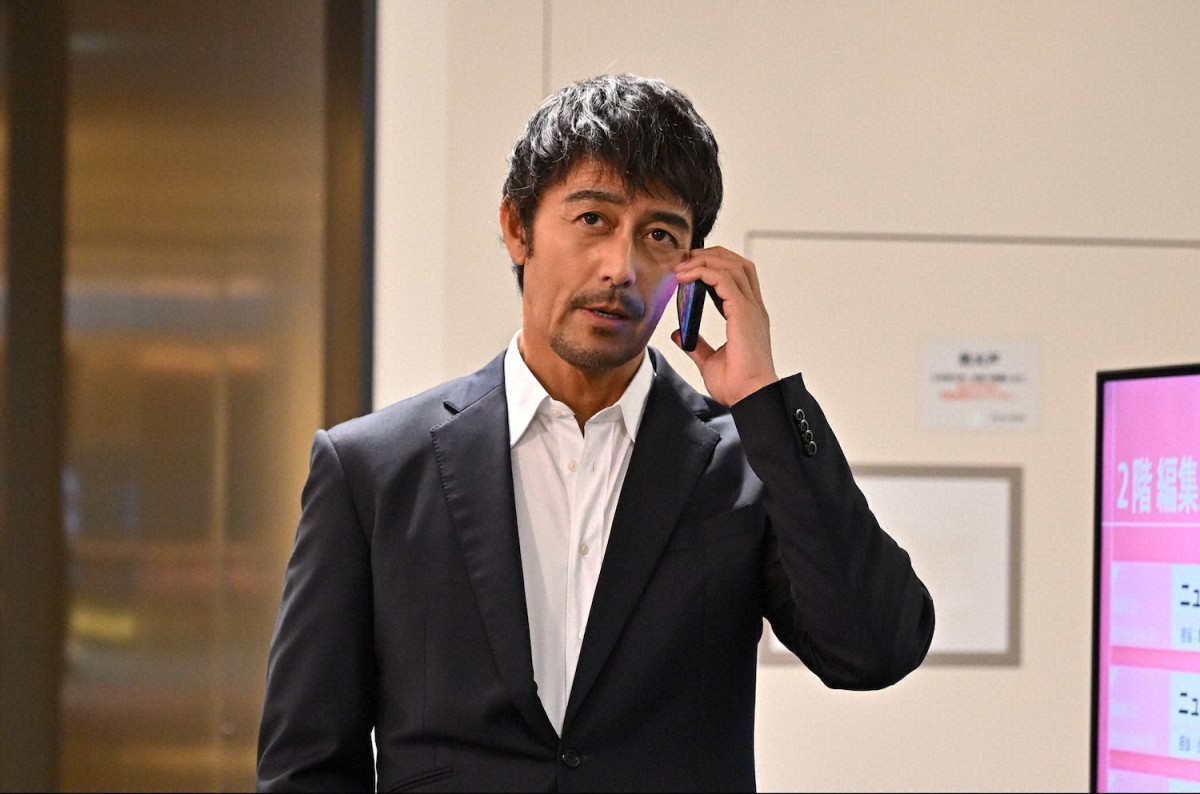 『キャスター』第4話　“進藤”阿部寛、盗撮事件が発生した女子中学校の取材に同行