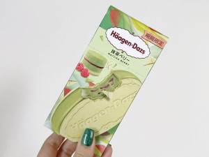 【本日発売】「ハーゲンダッツ」新しい“抹茶サンド”が超うまい！　中からベリーソースがとろ～りとろける