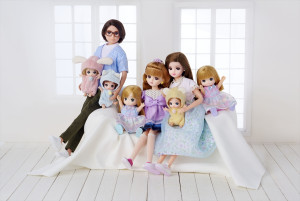 リカちゃんファミリー、衣装とヘアスタイルを“今どき”にリニューアル！　パパとママは10年ぶりのアップデート