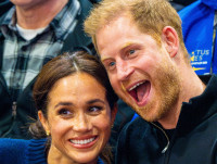 メーガン妃が夫ヘンリー王子とのイチャラブ写真公開