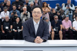 第78回カンヌ国際映画祭のフォトコールに登場した映画『恋愛裁判』深田晃司監督