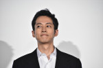 松坂桃李、映画『父と僕の終わらない歌』公開初日舞台挨拶に登場