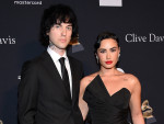 デミ・ロヴァートがミュージシャンのジョーダン・ルーツと結婚