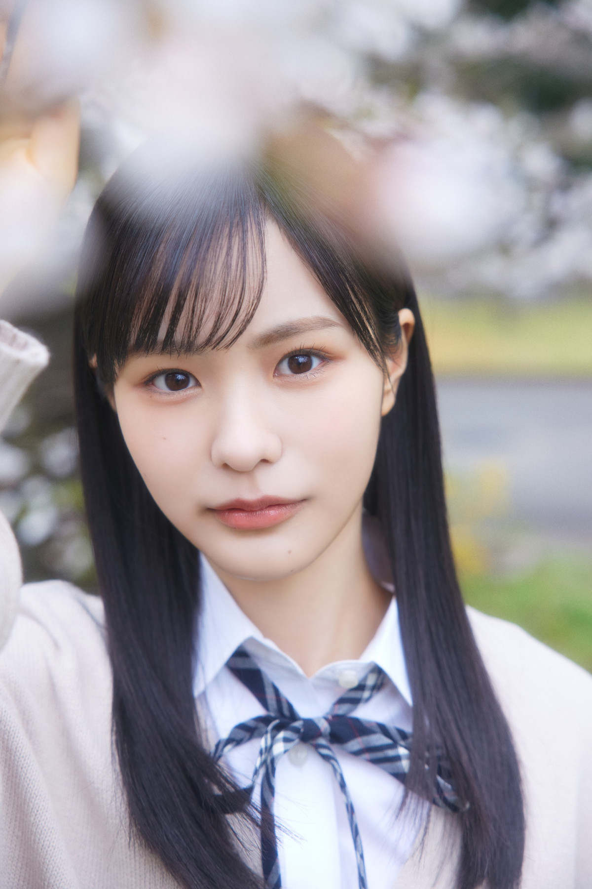 櫻坂46 四期生・佐藤愛桜、中川智尋の撮り下ろし写真&手書きプロフィール公開