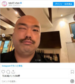 人のお祝いの席で自撮りを始めるマイペースな黒川明人氏　※「高橋みなみ」インスタグラム
