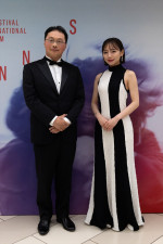 第78回カンヌ国際映画祭のレッドカーペットアライバルに登場した映画『恋愛裁判』主演・齊藤京子、深田晃司監督