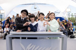 映画『ルノワール』第78回カンヌ国際映画祭フォトコールに登場した（左から）リリー・フランキー、鈴木唯、早川千絵監督、石田ひかり