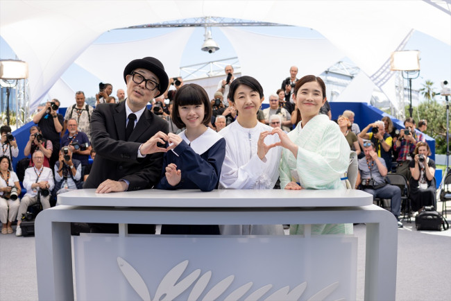 映画『ルノワール』第78回カンヌ国際映画祭フォトコールに登場した(左から)リリー・フランキー、鈴木唯、早川千絵監督、石田ひかり