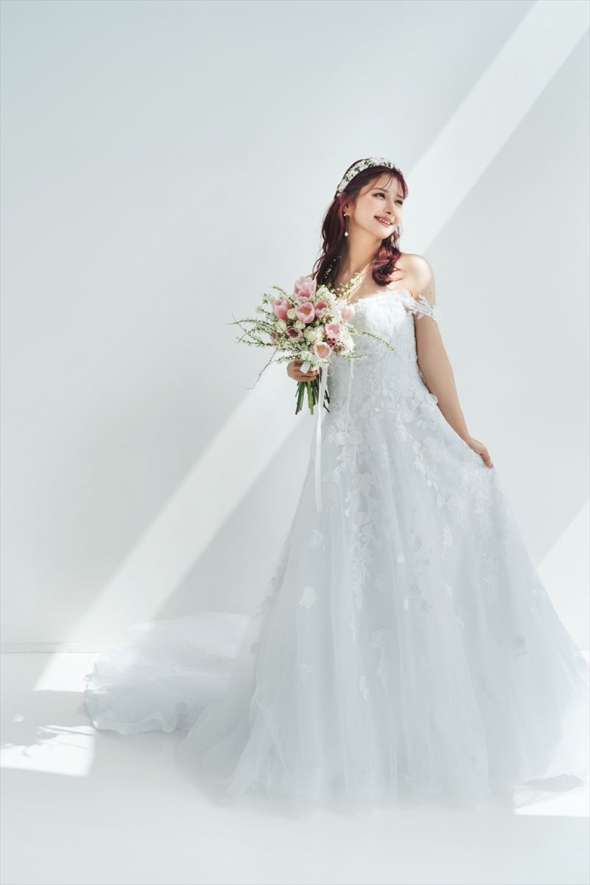 “原宿系インフルエンサー”しなこ、『ゼクシィ』で初の花嫁姿披露　理想の結婚式も語る